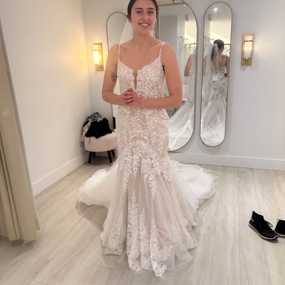 Essence of Australia Wedding Dress - Picture 2 of 5